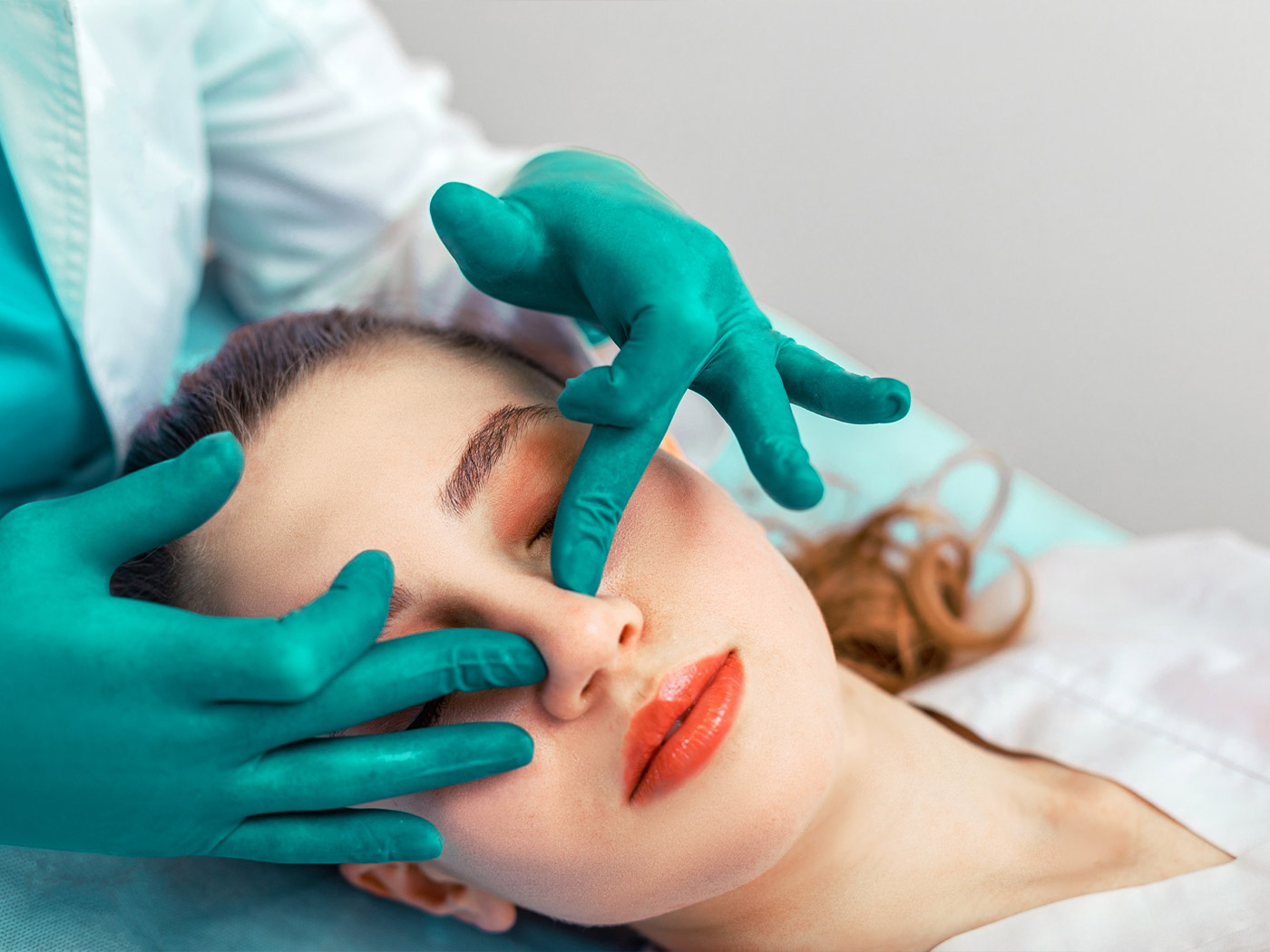 Estetska kirurgija Royal | Ali naj naredim rinoplastiko ali septoplastiko?