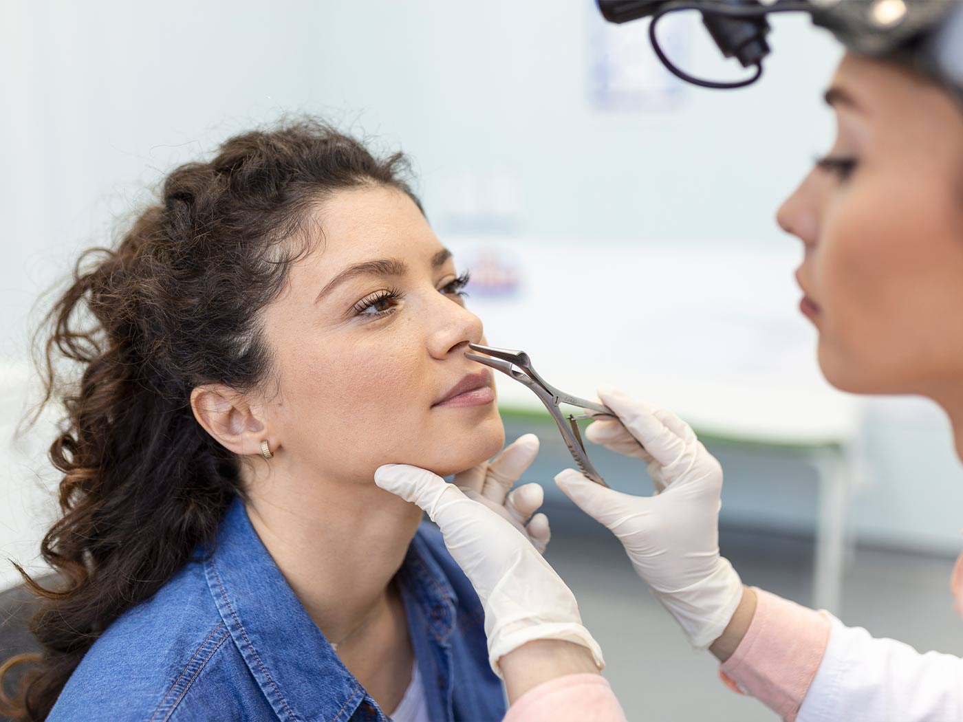 Plastic surgery Royal | Removing nasal tampons after surgery